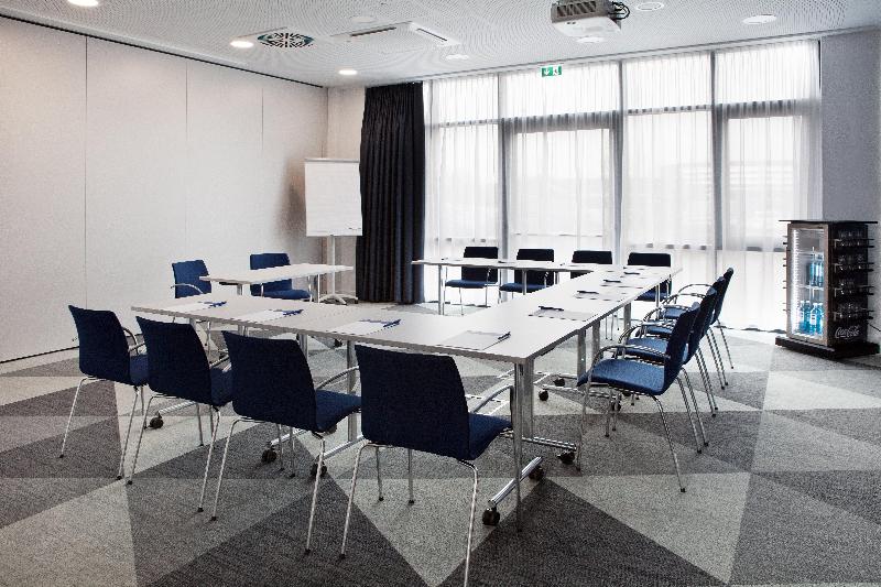 Holiday Inn Express Dusseldorf Airport image