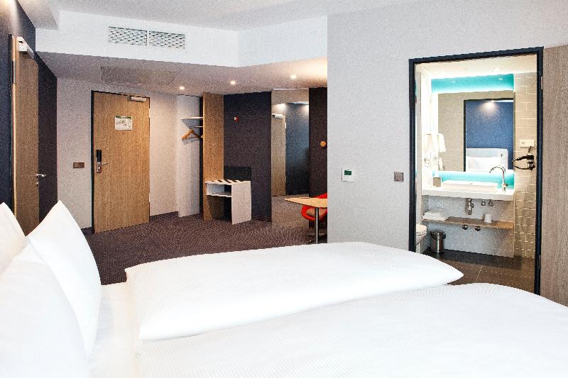 Holiday Inn Express Dusseldorf Airport image