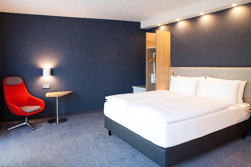 Holiday Inn Express Dusseldorf Airport image