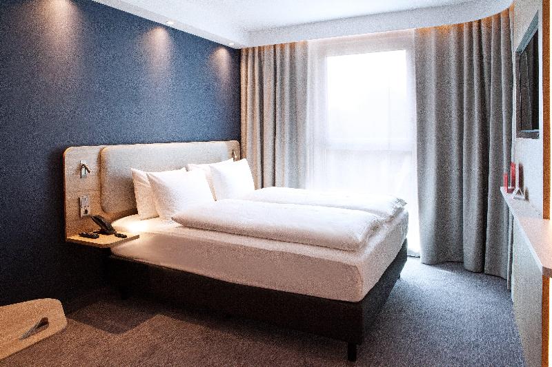 Holiday Inn Express Dusseldorf Airport image