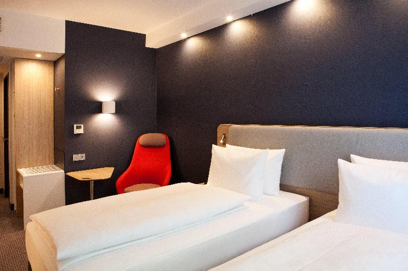 Holiday Inn Express Dusseldorf Airport image