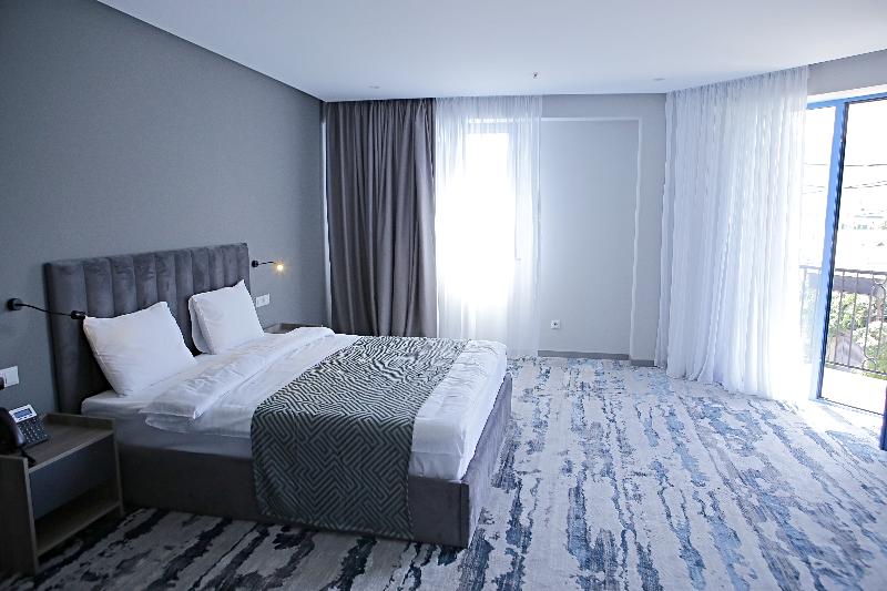 DOUBLE DELUXE KING BED