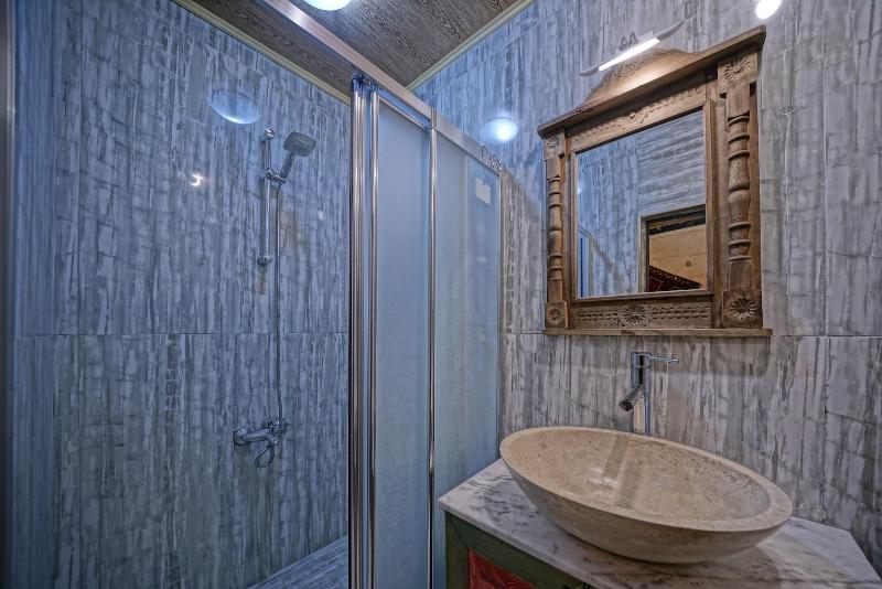 Kayatas Cave Suites Hotel