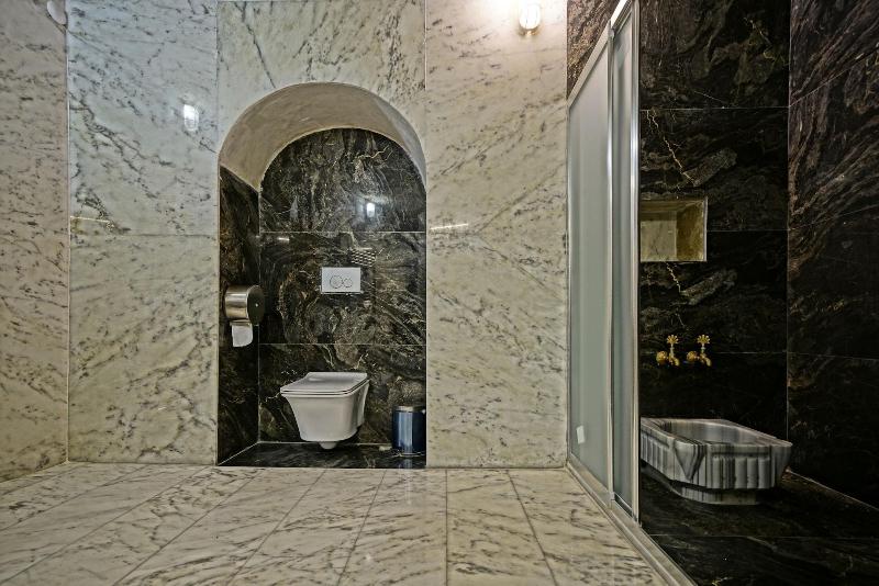 Kayatas Cave Suites Hotel
