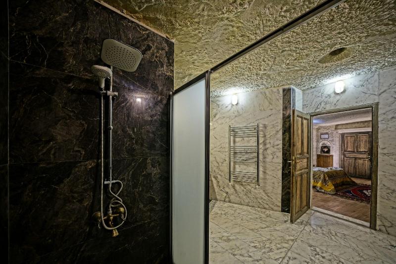 Kayatas Cave Suites Hotel