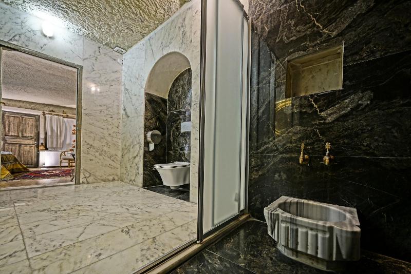 Kayatas Cave Suites Hotel