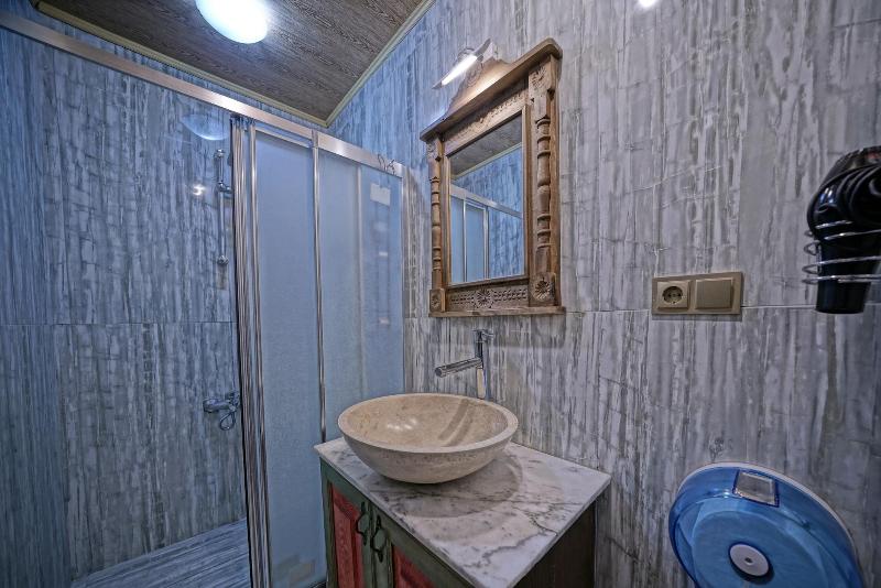 Kayatas Cave Suites Hotel