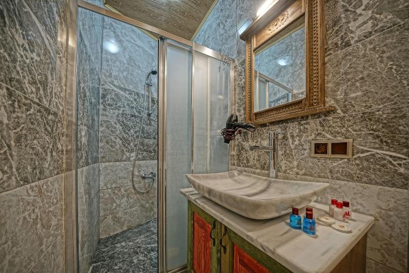 Kayatas Cave Suites Hotel
