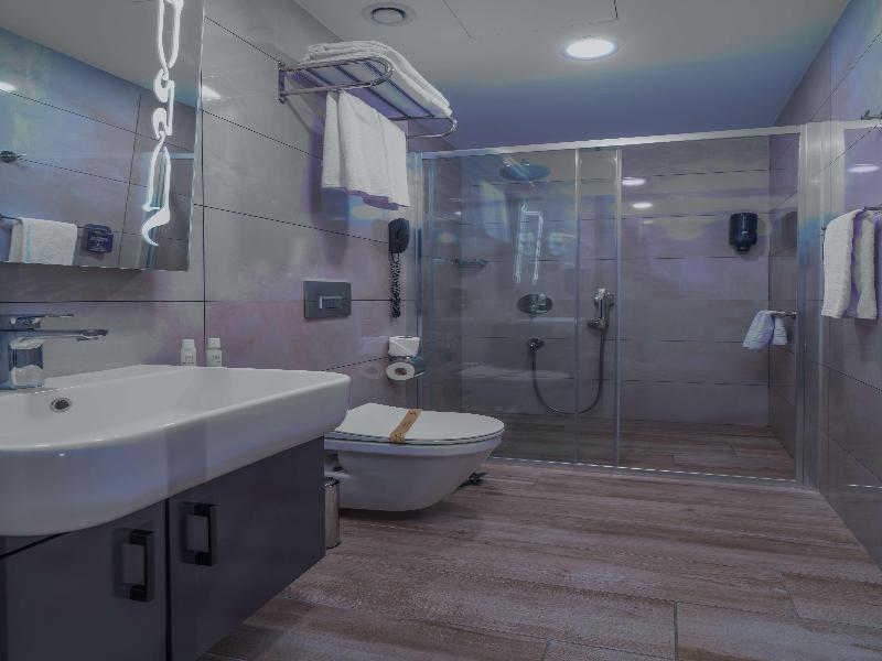 SUITE TWO BEDROOMS WITH KITCHENETTE