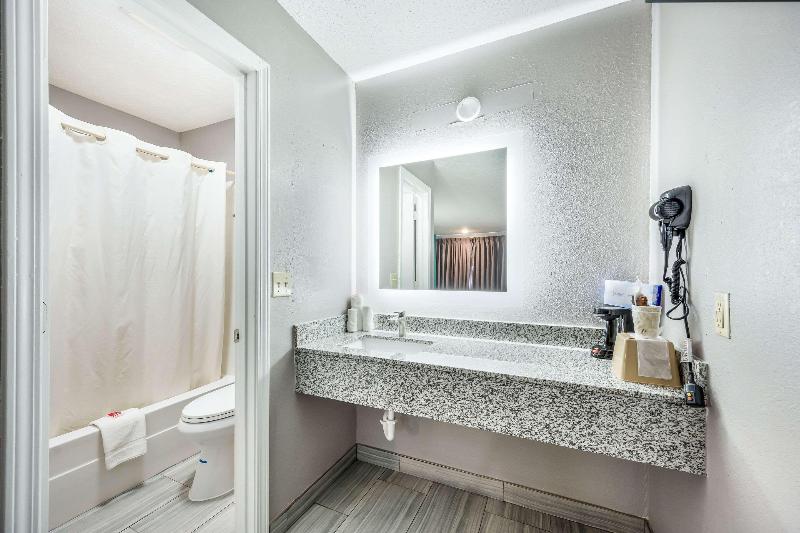 Econo Lodge image