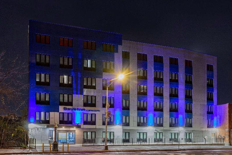 Days Inn by Wyndham Bronx Near Botanical Garden image