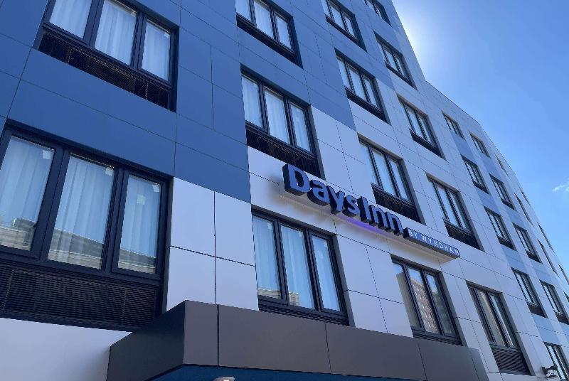 Days Inn by Wyndham Bronx Near Botanical Garden image