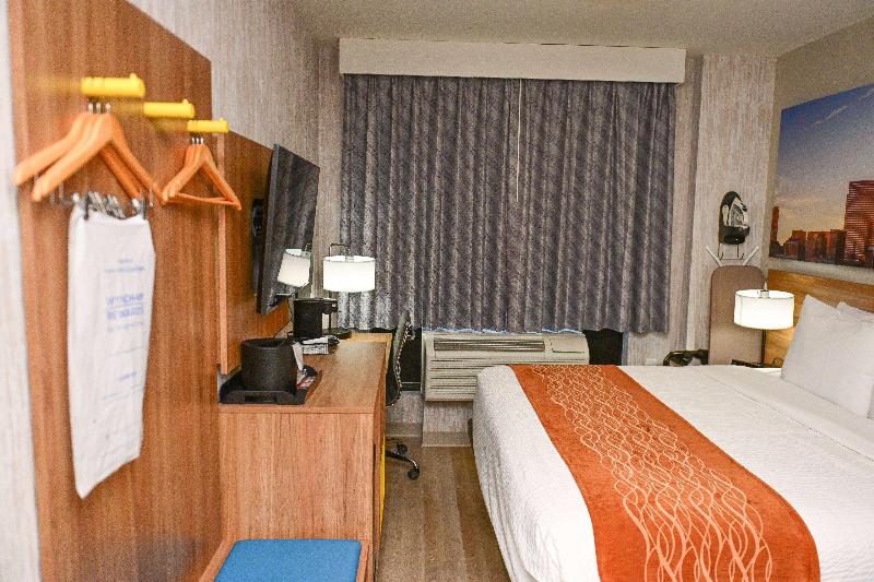 Days Inn by Wyndham Bronx Near Botanical Garden image