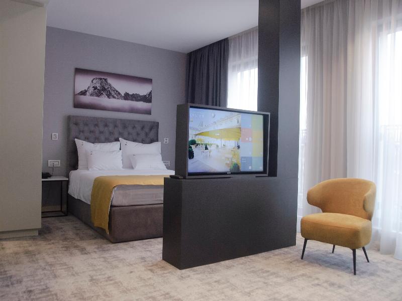 H41 Luxury Suites image