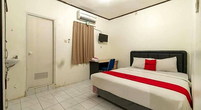 Reddoorz Near Pondok Indah Water Park image
