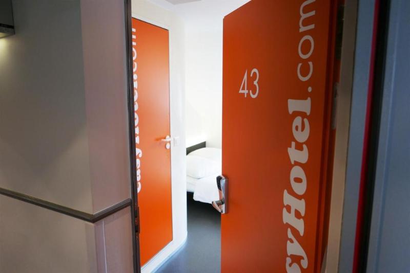 Easyhotel Zurich City Centre image
