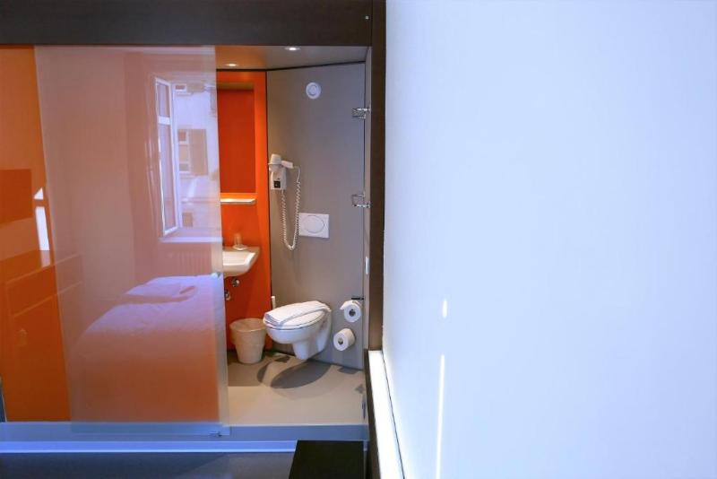 Easyhotel Zurich City Centre image