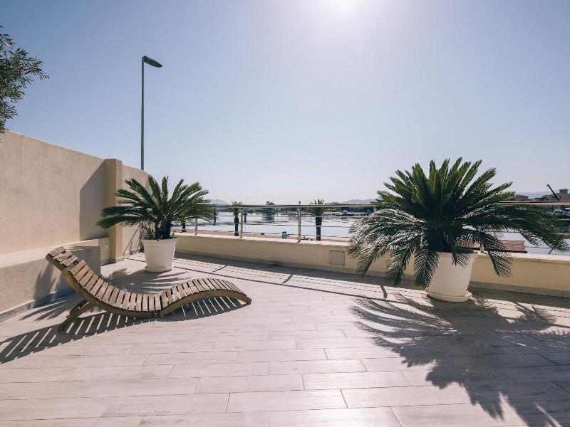 La Promenade Rooms & Suites image