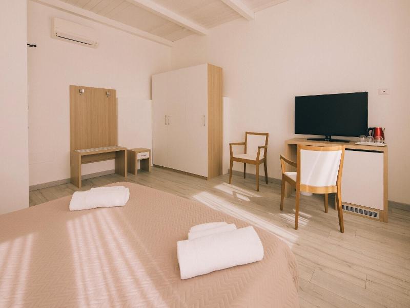 La Promenade Rooms & Suites image