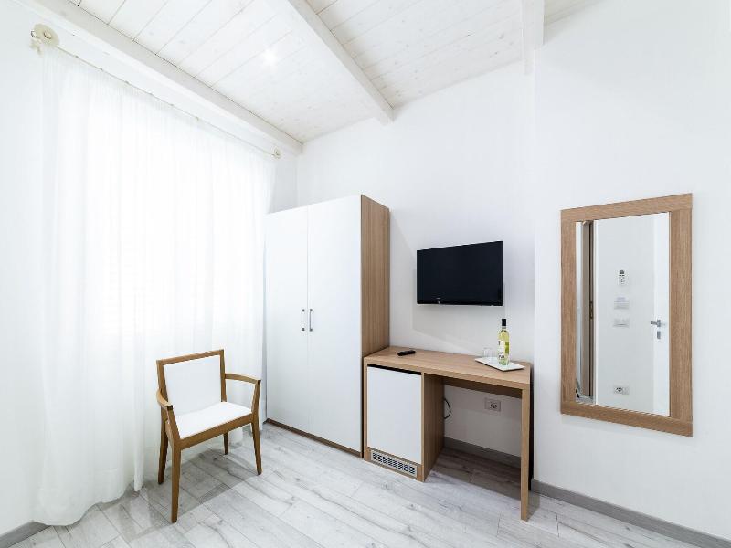 La Promenade Rooms & Suites image