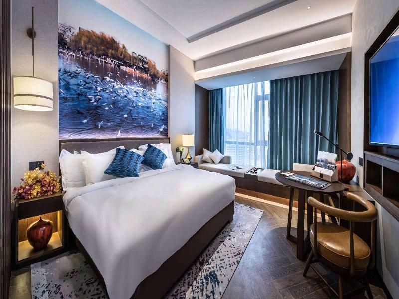 1 King Bed, Deluxe Room, Non-Smoking