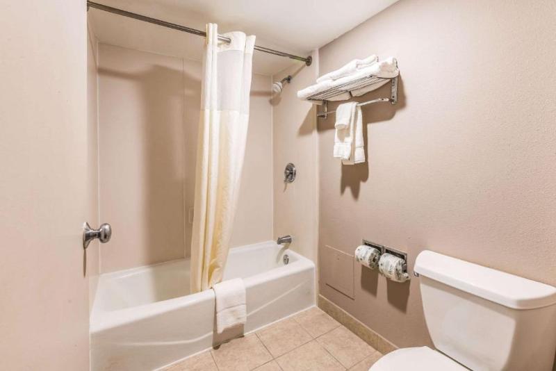 Lake Norman Inn And Suites image