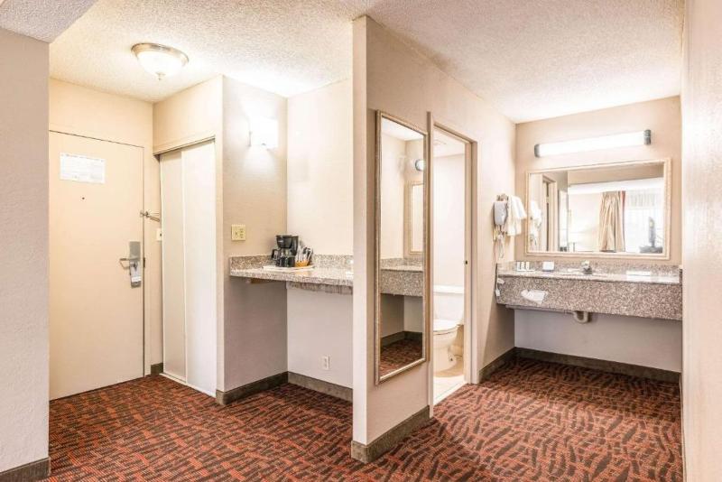 Lake Norman Inn And Suites image