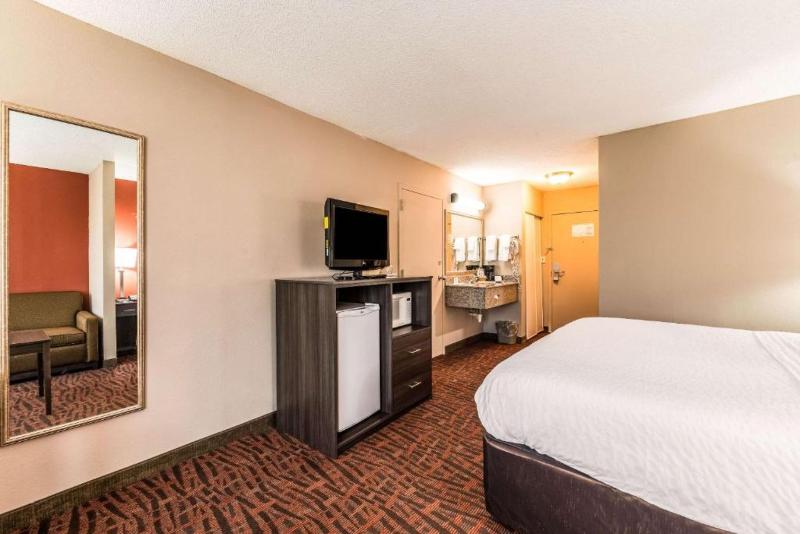 Lake Norman Inn And Suites image