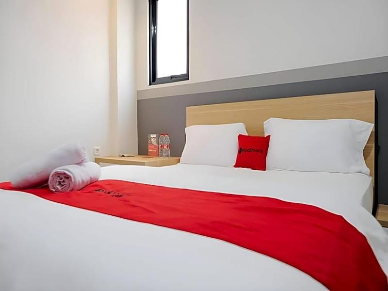 Reddoorz Plus Near Taman Anggrek Mall image