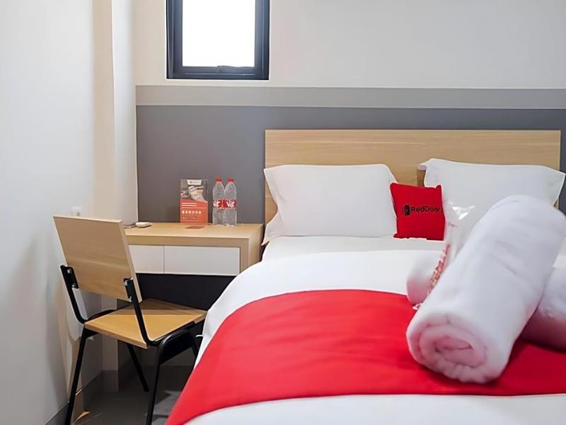 Reddoorz Plus Near Taman Anggrek Mall image