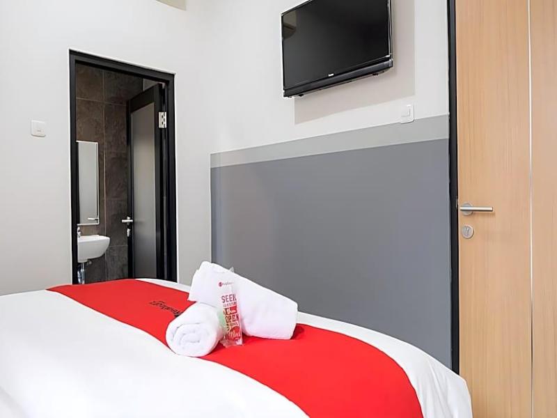 Reddoorz Plus Near Taman Anggrek Mall image