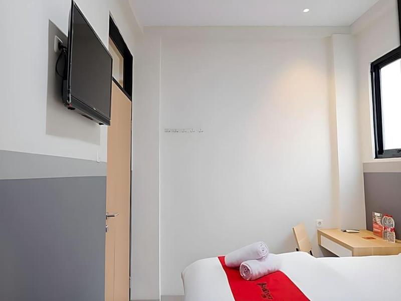 Reddoorz Plus Near Taman Anggrek Mall image