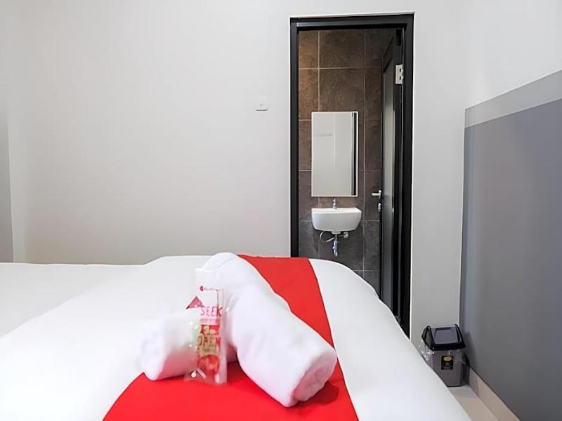 Reddoorz Plus Near Taman Anggrek Mall image