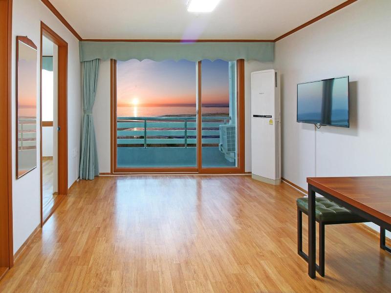 Yangyang Beach Condo — photo 3