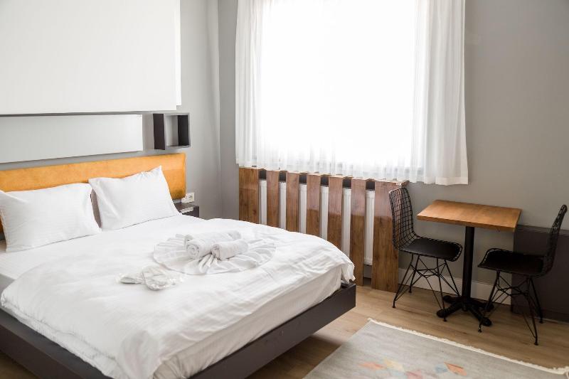 Corner Park Suites image