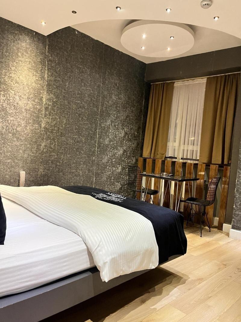 Corner Park Suites image