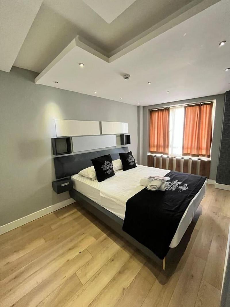 Corner Park Suites image