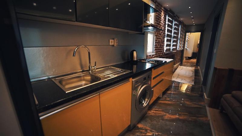 Corner Park Suites image