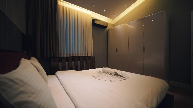 Corner Park Suites image