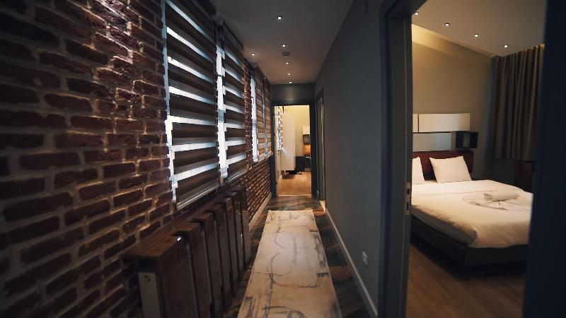 Corner Park Suites image