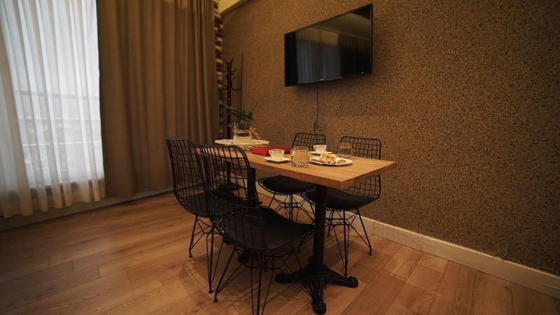 Corner Park Suites image