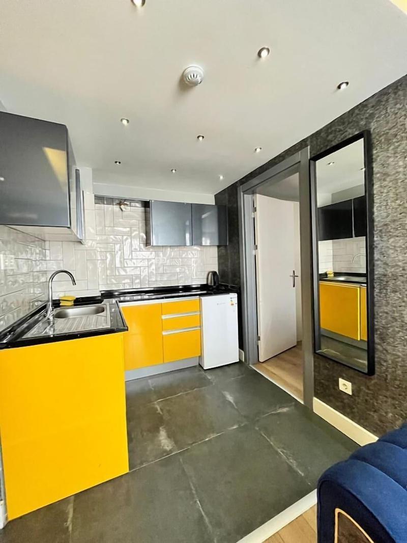 Corner Park Suites image