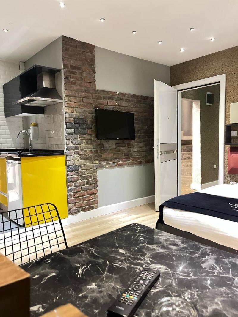 Corner Park Suites image