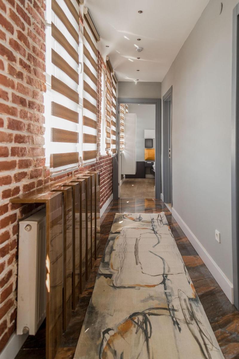 Corner Park Suites image