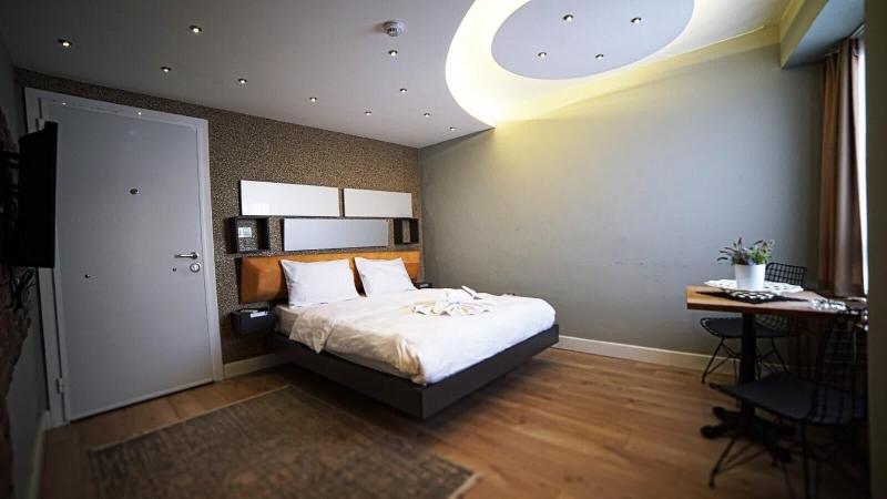 Corner Park Suites image