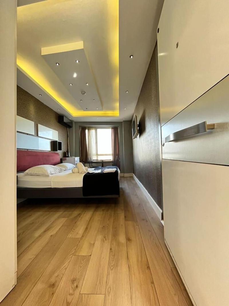 Corner Park Suites image