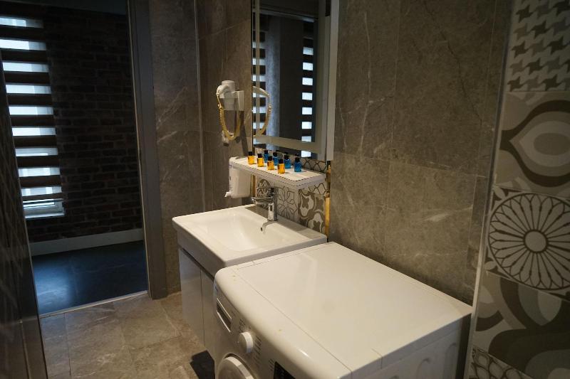 Corner Park Suites image