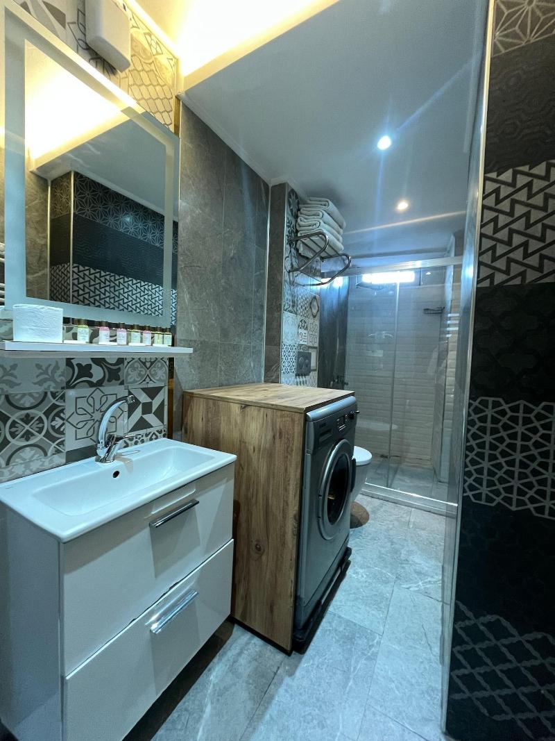 Corner Park Suites image