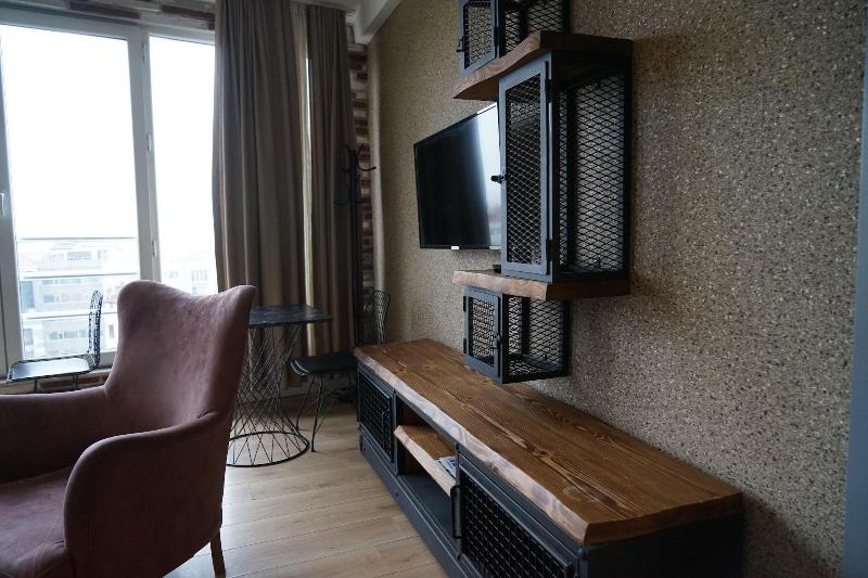 Corner Park Suites image