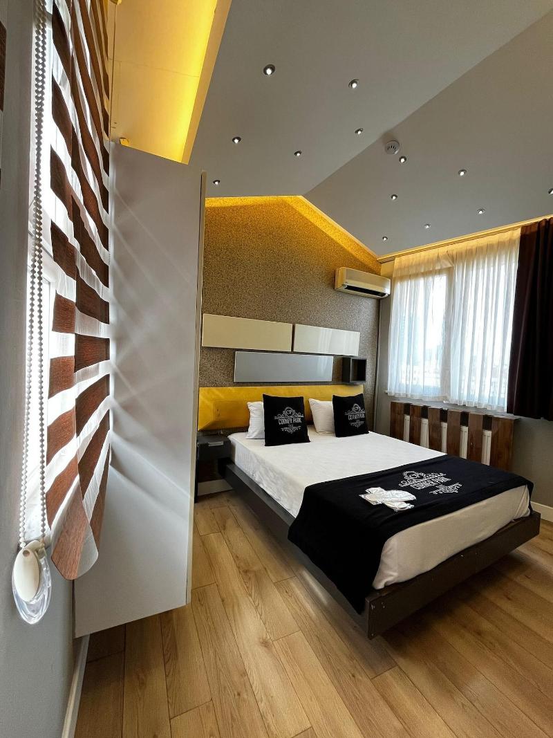 Corner Park Suites image